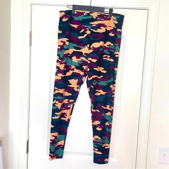 LuLaRoe Camouflage Camo Maroon Green Leggings - Size TC2 - Picture 2 of 6